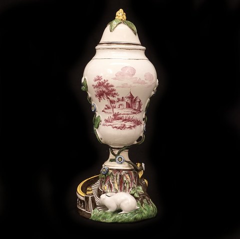 Polychromdekorierte Marieberg Fayence Vase. 
Signiert 11.07.1772. H: 33cm