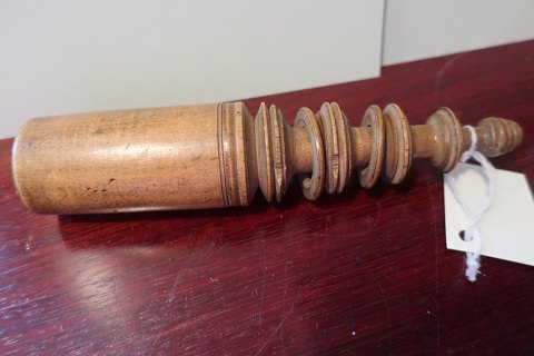 Tool for winding thread, antique
From the middle of the 1800-years
With docorations and rings made of the same piece of wood
