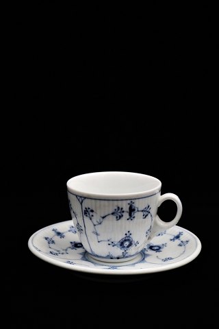 Royal Copenhagen , Musselmalet Riflet kaffekop med undertallerken i 
jernporcelæn.
RC# 1/2011...