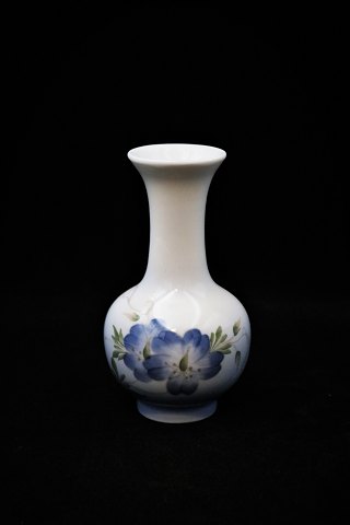 Royal Copenhagen lille vase med blomstermotiv.
Højde 12cm...