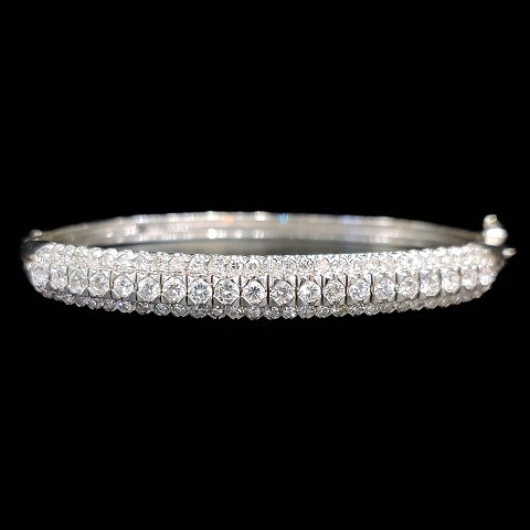 A brillant bangle of 18k white gold, total app. 1,52 ct.