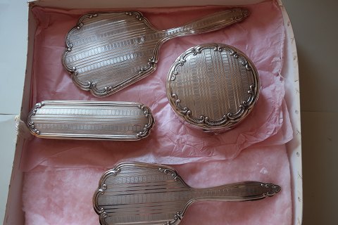 Set in silverplate of hand mirror, hand brush, brush for the clothes as well as 
a box for the jewellery
With the original box 
From about the beginning of the
1900-years
Very beautiful and decorative