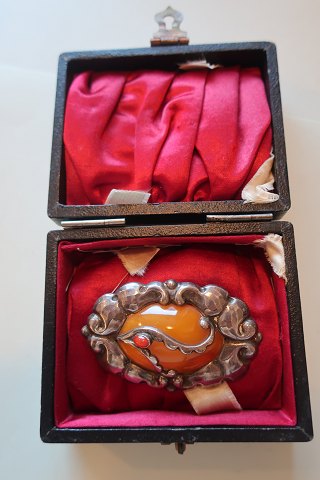 Antique brooch made of silver with a rear closed bagside
With stone and made very beautiful 
Stamp: 830 S and the stamp from the goldsmith
L: about 6cm
In the beautiful antique original box
