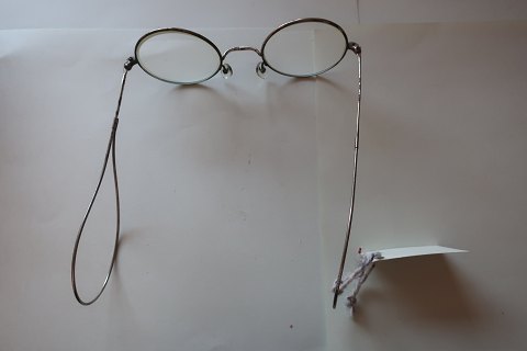 An old pair of glasses incl. case
These pair of glases has a "butterfly" behind the ears - please look at the 
Photoes