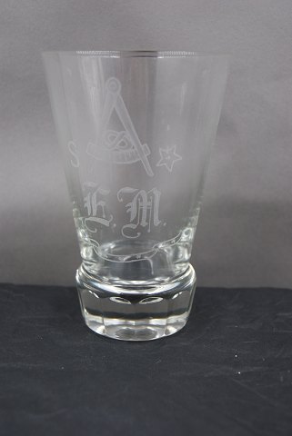 Frimurerglas ølglas dekoreret med slebne symboler, på kantsleben fod