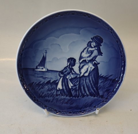 Royal Copenhagen Plate 15.5 cm 1989 Father´s Homecoming Sven vestergaard 1st 
Edition
