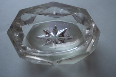 An old salt Vessel made of glass
L: about 5,5cm
In a good condition