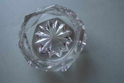 An old salt Vessel made of glass
L: about 4,5cm
In a good condition