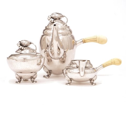 Vintage Georg Jensen Blossom Sterlingsilver coffee 
service design #2C (Coffee pot and creamer) and 
#2D (sugar bowl). Coffee pot H: 19,5cm