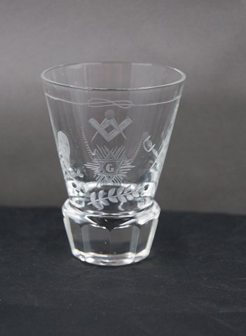 Frimurerglas, snapseglas dekoreret med slebne symboler, på kantsleben fod.