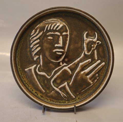 21132 Kgl. Skål med relief "Lukas" 18 cm Jais Nielsen Nov 1951 Kongelig Dansk 
Stentøj