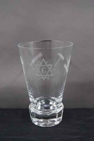 Frimurerglas, ølglas dekoreret med slebne symboler, på kantsleben fod.
