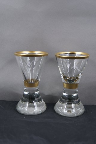 Frimurerglas, par drikkeglas med guldkanter dekoreret med slebne symboler, på tyk, rund fod.