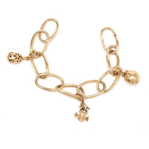 Ole Lynggaard Love armlænke i 18kt guld med tre 
charms, hvoraf to prydet med diamanter. Stemplet 
Ole Lynggaard 18kt. Flot stand. Led: 26x14mm. 
Armlænke med ni led L: 18cm. V: 59,7gr