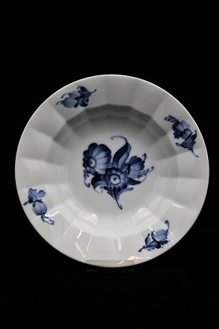 Royal Copenhagen Blue Flower Angular deep plate.
RC# 10/8546. 
Dia.: 25,5 cm...