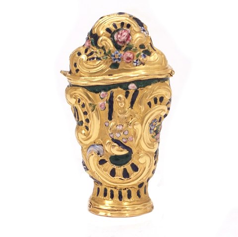 Seltene Rokoko Riechdose aus 18kt Gold mit 
Emailledekorationen. Um 1760. H: 5,7cm. G: 22,6gr