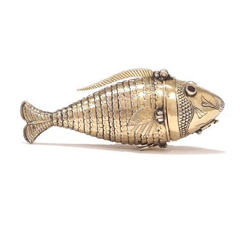Vergoldete Riechdose aus Silber in Form von einem 
Fisch. Datiert 1794. L: 8cm. G: 28,9gr