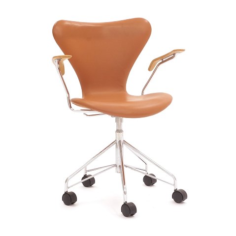 Danish series 7 desk chair in leather by Arne 
Jacobsen