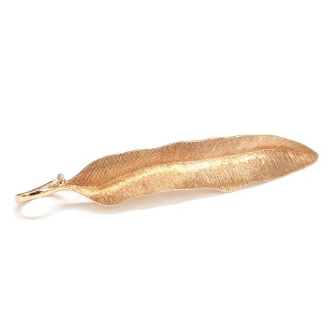 Large Ole Lynggaard 18kt gold LEAVES pendant. L: 
6,8cm. W: 1,2cm. W: 7,3gr