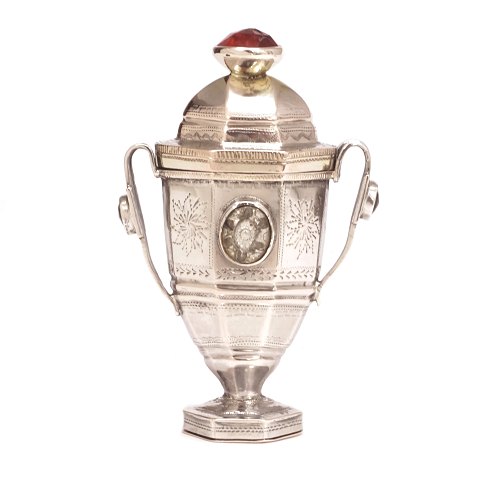 Hovedvandsæg i sølv prydet med flusser. Christian 
Hestorff, Højer, 1810-22. H: 9,3cm. V: 58gr