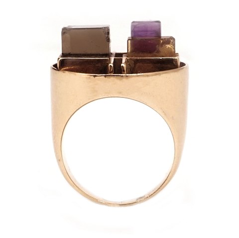 Bent Knudsen ring i 14kt guld. Stemplet "Bent K" 
og dessinnummer 98. Ringstr. 57. V: 18,2gr