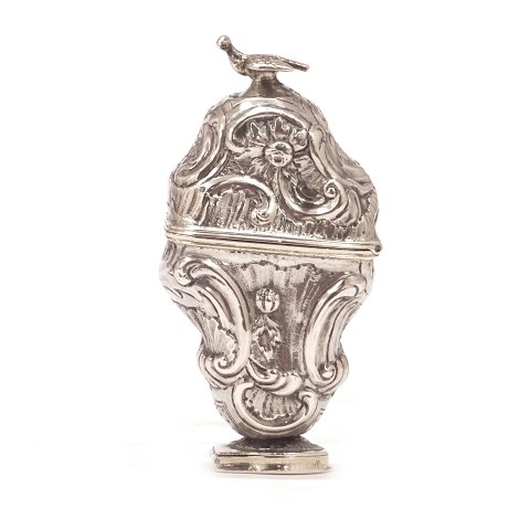 Rococo silver vinaigrette by Ambrosius Jørgensen, 
Copenhagen, 1783. H: 8,2cm. W: 37,8gr