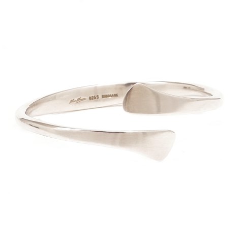 Hans Hansen sterlingsilver bangle. Marked Hans 
Hansen Denmark. Size inside: 6,5x6,1cm