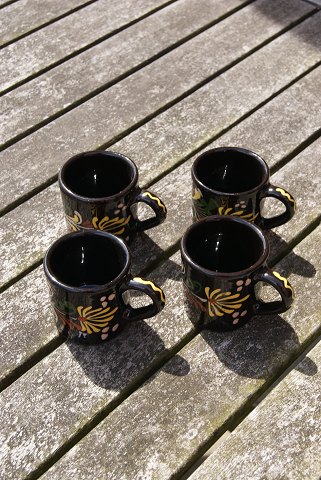 Swedish ceramics, set of 4 small mugs 6cm with black glaze and with decoration.