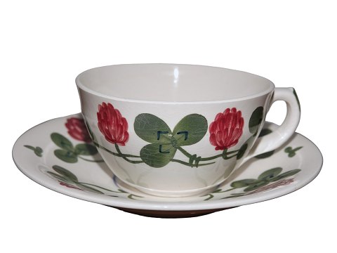 Aluminia Red Cloves
Tea cup that is also decorated on the inside