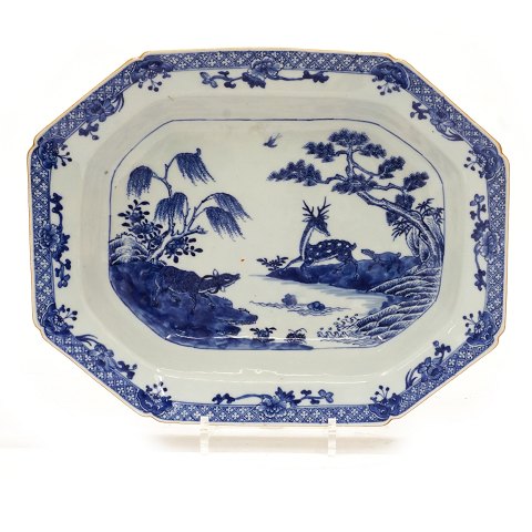 Tiefe blau dekorierte chinesische Platte aus 
Porzellan. Qing Dynastie 18. Jahrhundert. Masse: 
30x37cm