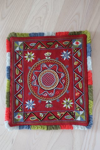 Tapestry / Fabric
Embroidery made by hand on red fabric
With an exclusive motiv in a good quality of the embroidery
May be used for a cushion too
H: 41cm
W: 37cm
Very beautiful and in a very good condition