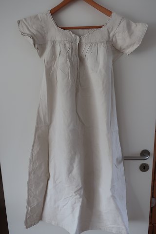 Shift / dress made of flax
An antique shift with hand made buttonholes, embroidered hand-made initials and 
other items to make the dress beautiful.
The antique, Danish linen and fustian is our speciality