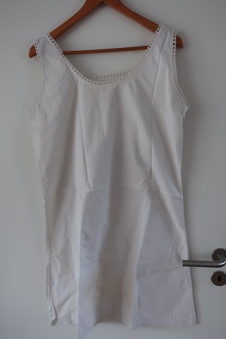 Shift / dress made of flax
An old shift with beautiful embroidery made by hand
In a good condition
The antique, Danish linen and fustian is our speciality and we always have a 
large choice of shifts, babydress, tea towels, table clothes, napkin etc.