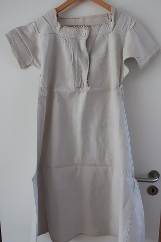 Shift / dress made of flax
This dress comes with short sleeves
An antique shift with hand made embroidered
The flax makes it very good to wear
In a good condition
The antique, Danish linen and fustian is our speciality