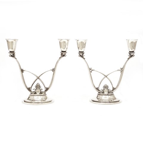 Ein Paar Georg Jensen Sterlingsilber Kandelaber 
für zwei Kerzen. Design von Harald Nielsen. #619. 
H: 16,8cm. G: 833gr