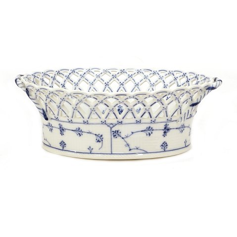 Royal Copenhagen blue fluted full lace fruit bowl 
1055. Nice 1. quality. H: 9cm. L: 26cm