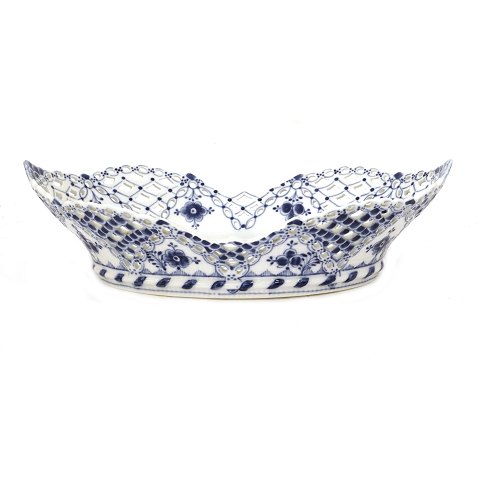 Royal Copenhagen blue fluted full lace jardinere 
1002. H: 8,2cm. L: 31cm