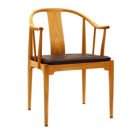 Hans Wegner Kinastol. Hans J. Wegner, 1914-2007, 
kinastol i lys kirsebærtræ. Produceret af Fritz 
Hansen 2005