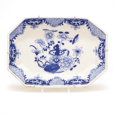 Large faience plate. St. Kongensgade, Copenhagen, 
circa 1740. L: 39cm