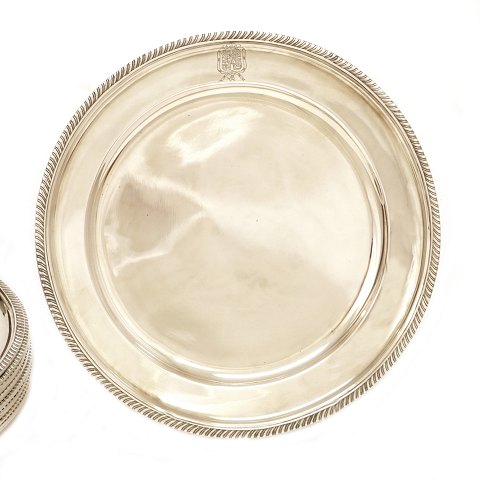 Set of 13 silver plates made by Nicolai 
Christensen, Copenhagen, 1829, for the wedding 
between Princess Caroline and Prince Ferdinand. D: 
25cm. W: 7.185gr