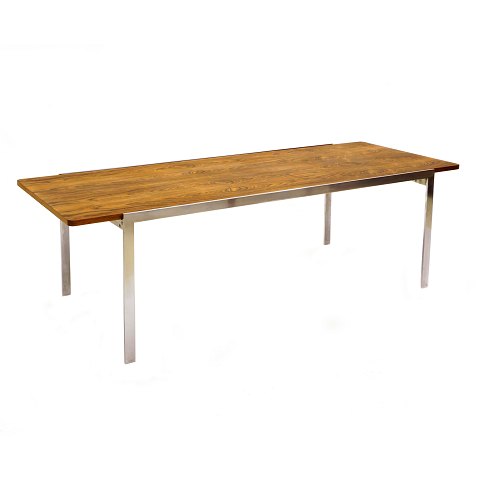 Arne Jacobsen sofabord AJ 3501 med understel i 
forkromet stål og plade i palisander. God stand. 
Plade let patineret. H: 48cm. Plade: 150x60cm.