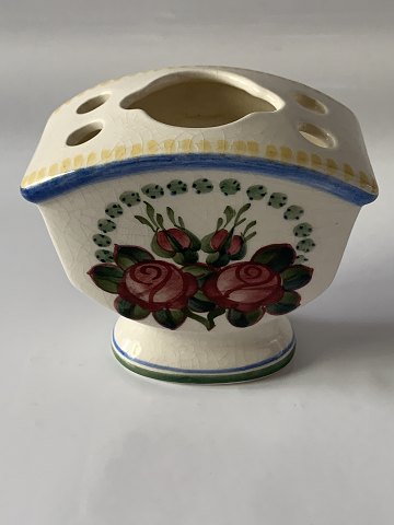 Aluminia lille vase med huller i toppen til blomster.
Dekorationsnummer 226/558.