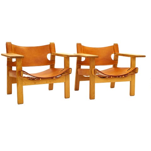 Ein Paar spanische Stühle von Børge Mogensen. 
Eiche und Kernleder, leicht und schön patiniert. 
Hergestellt von Fredericia Furniture