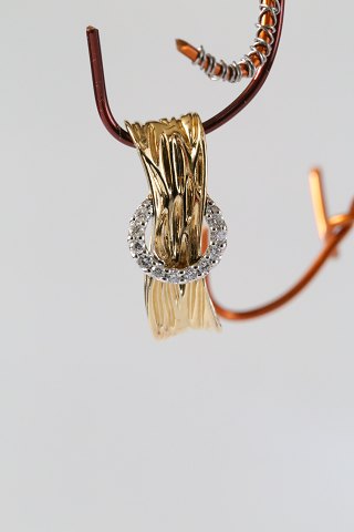 Dynamic pendant in 14 carat white and red gold with diamonds.