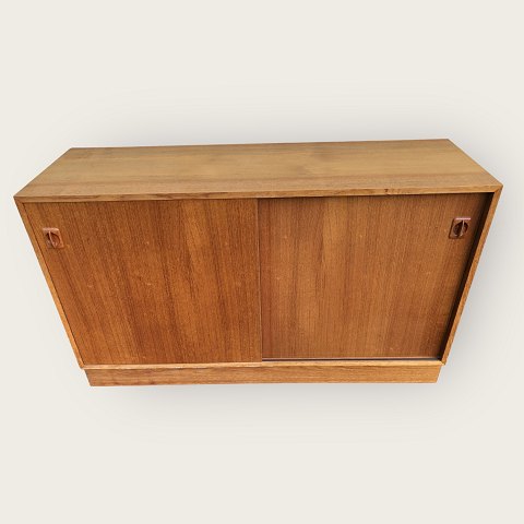 Sideboard/Schrank aus Teakholz mit losem Sockel.
875 DKK