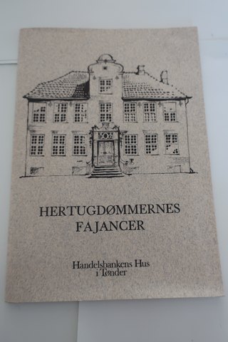 Hertugdømmernes Fajance
Udgivet af Handelsbankens Hus i Tønder
Sideantal 32
God stand