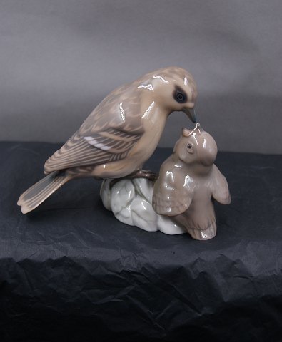 B&G Denmark figurine No 1869, Sparrow feeding young. 