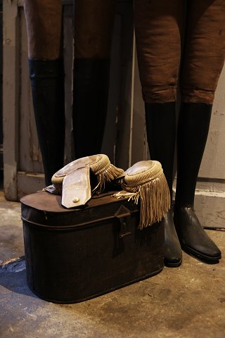 A pair of French 19th century officer epaulettes in silver with fringes in 
original metal box...