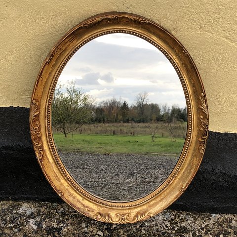 Small older mirror in gold-painted frame
*DKK 375