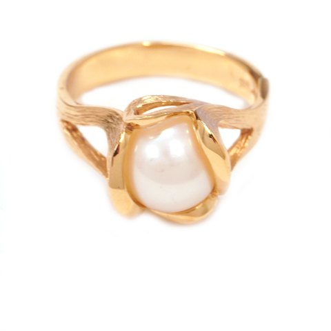 14kt gold Per Borup, Denmark, Changeling Ring with 
a pearl. Ringsize 57